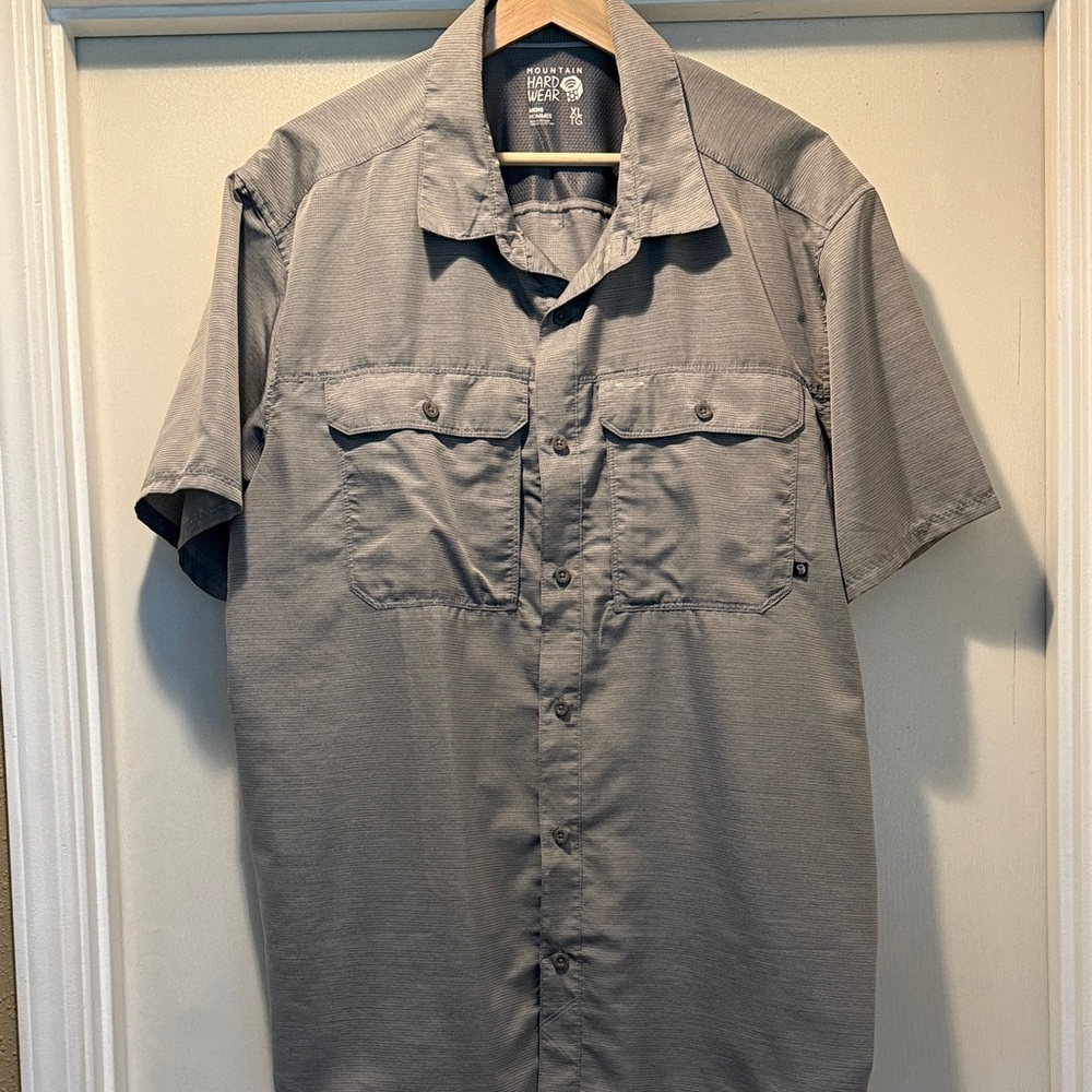 Mountain Hardwear Men's Short-Sleeve Button-Down Shirt in Light Gray